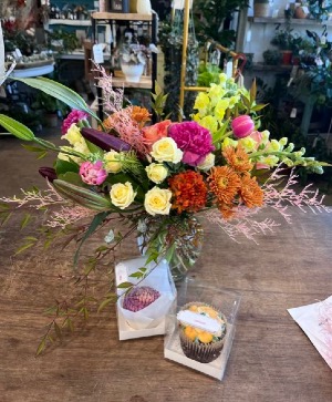 Sweet & Bright  Vase with cupcakes 