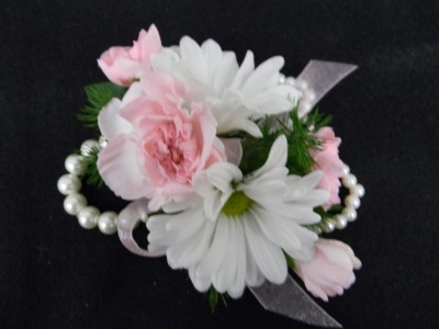 Sweet Daisy Wristlette Wrist Corsage