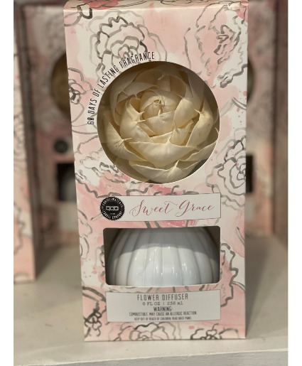 Sweet Grace Flower Diffuser The flower changes to a soft pink as it diffuses the scent. 