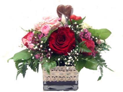 Sweet Heart Special Garden roses in a vase 