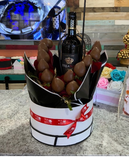 Sweet strawberries with chocolate 