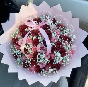 Sweetheart Bouquet Bouquet made of 75 roses with baby breath