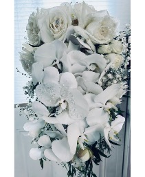 TIMELESS AND TASTEFUL Bride Bouquet 