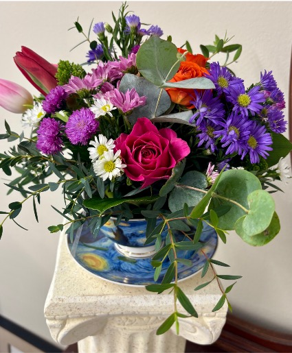 Teacup Fresh flower arrangement 