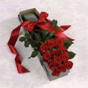 The Boxed Dozen Roses are classic