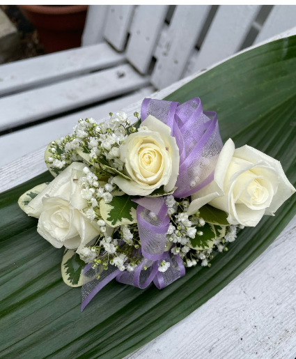 The Classic Darien  Corsage