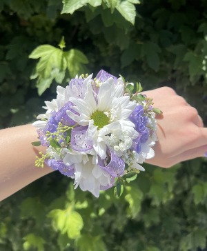 Timeless Daisy Corsage