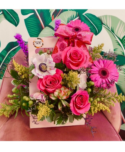 Tote Me Away Valentine Mixed Arrangement 