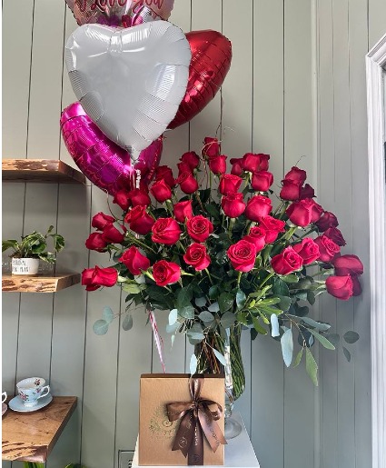 "My Twin Flame" Luxury Package - 4 Dozen Roses 