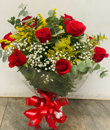 Red roses arrangement love roses