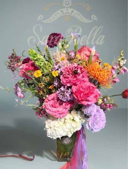 VELVET RIOT Vase Arrangement/HAND BOUQUET