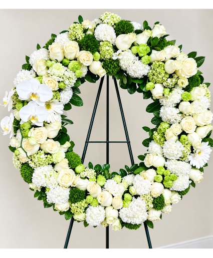 WHITE AND GREEN  24" WREATH 