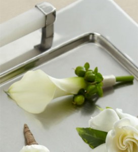 WHITE CALLA BOUTONNIERE 