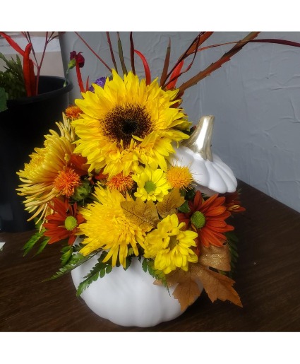 white fall pumpkin table arrangement