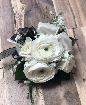White Ranunculus & mini spray roses 