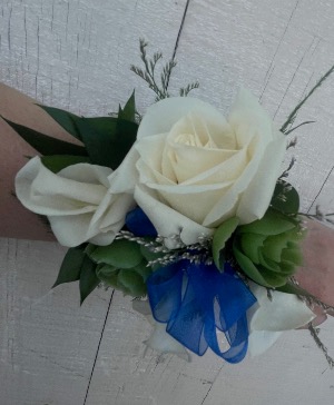 White rose with touch of succulents  