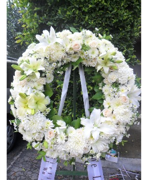 White Standing wreath    Funeral Spray