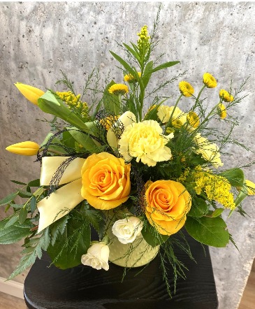 Wildcat & Roses Floral Arrangement in Wayne, NE | Bloom & Grace