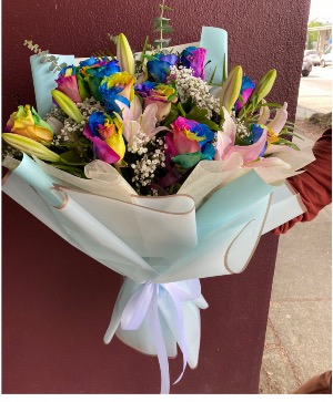 Wrapping rainbow roses bouquet  