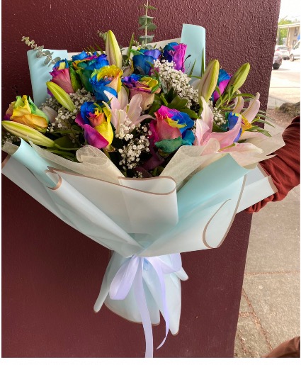Wrapping rainbow roses bouquet  