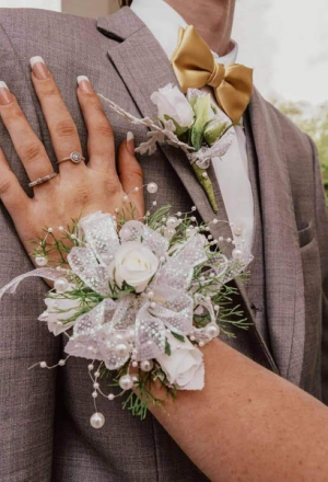 WRIST CORSAGE 