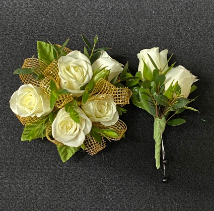 Deluxe Wristlet & Boutonniere Set Traditional & Classic