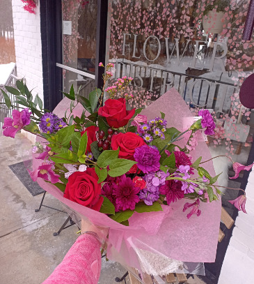 XOXO Wrapped Bouquet Designer's Choice in Glastonbury, CT | THE FLOWER DISTRICT